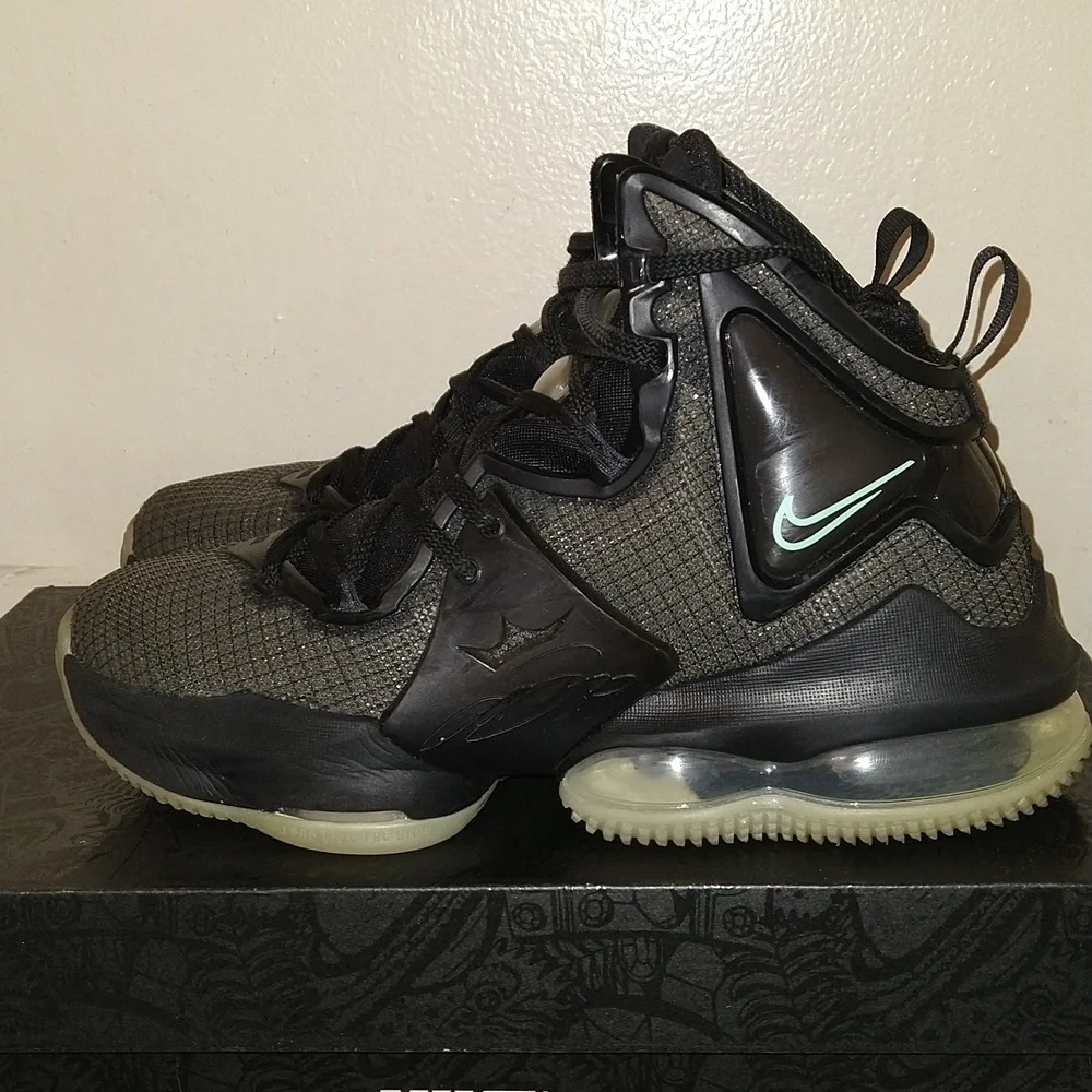 LeBron XIX Black Anthracite Sneakers (GS) 2021 - Picture 2 of 8